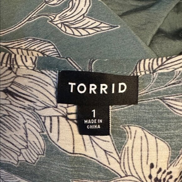 TORRID Button Front V-Neck Crop Floral Blouse - Picture 2 of 7